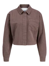 Sobrecamisa marrón con rayas verticales blancas, de corte corto, con cuello clásico, cierre frontal con botones y un bolsillo aplicado en el pecho.
