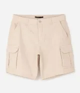 Bermuda de sarga negra de corte recto y holgado para hombre, con bolsillos cargo laterales con solapa, cintura con pasadores y cierre frontal con botón y cremallera.