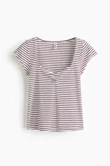 Remera corta y entallada de punto acanalado de algodón con diseño de rayas horizontales bordó y blancas, escote corazón y fruncido en el centro del busto.