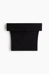 Top negro de punto acanalado de algodón, corte ajustado, con hombros descubiertos y escote ancho doblado.