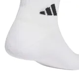 Pack de tres pares de medias soquetes deportivas Adidas de color blanco, con el logo de la marca en negro en el lateral del tobillo y plantilla con amortiguación.
