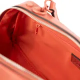 Bolso bandolera color ladrillo, con correa de hombro ajustable y asa corta fija. Tiene cierre superior, bolsillo interno con cierre y dos bolsillos abiertos. El interior está forrado en tela de algodón y poliéster.