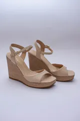 Sandalias negras de cuero con plataforma y tacón corrido cubierto en rafia.