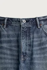 Jeans flare fit de denim negro, tiro medio, ajustados arriba y con botamanga acampanada. Cuentan con cinco bolsillos, lavado efecto gastado y bajo con acabado irregular. Cierre frontal con cremallera y botón.