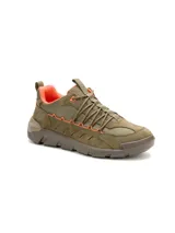 Championes Cat modelo Crail Sport Low, de diseño urbano y deportivo. Confeccionados en una combinación de gamuza y malla, presentan un color verde oliva con detalles en naranja vibrante en el forro interior y cordones. Cuentan con una entresuela de EVA liviana y suela de goma para mayor tracción.