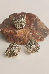 Anillo de plata 925 con diseño de cerco tejido.