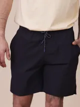 Short de baño liso azul marino de poliamida y elastano con cintura elástica, cordón ajustable jaspeado y bolsillos laterales.