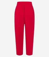 Pantalón femenino color vino tinto, estilo pijama, confeccionado en tejido plano de poliéster y elastano. Presenta cintura elástica con cordón ajustable con puntas de metal, bolsillos laterales y cierre con cremallera y botón.