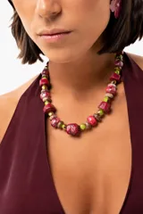 Collar corto de diseño artesanal compuesto por una combinación de piedras reconstituidas, piedras naturales y cristales checos en tonos bordó, verde lima y detalles metálicos. Incluye cadena de acero quirúrgico para ajuste de largo.