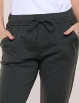 Pantalón jogger verde militar de Zac & Rachel, con pretina ancha elastizada, lazo de ajuste, bolsillos inclinados en la delantera y dobladillo en los ruedos.
