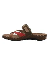 Sandalias planas de cuero para mujer, diseño multicolor con tiras en tonos marrón, verde oliva y rojo, ajuste con hebilla lateral y suela con detalle de corcho.