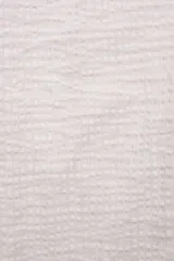 Camisa de manga corta color crema con textura, botones de madera y parche con logo.