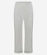 Pijama largo Lov de viscolycra color blanco con detalles de bies contrastante en negro. Está compuesto por una remera de manga larga con cuello redondo, bolsillo ojal en el pecho y pantalón de corte recto con cintura elástica.