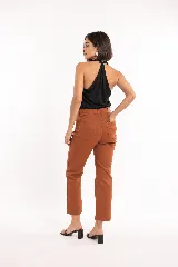 Pantalón cropped de corte recto y tiro alto, color caramelo, con bolsillos delanteros y traseros.