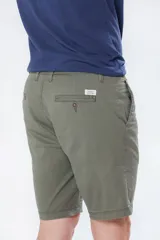 Bermuda clásica de gabardina color beige, con bolsillos traseros ojal con botón y etiqueta de la marca Legacy.