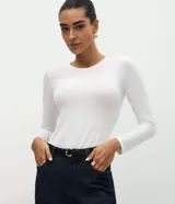 Blusa básica de manga larga de la marca Marfinno, color blanco, confeccionada en algodón con elastano, cuello redondo y diseño ajustado.