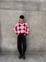 Buzo de tejido de punto color rosa con grandes círculos color borgoña.