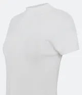 Blusa de punto color celeste, con cuello alto, manga corta y malla texturizada.