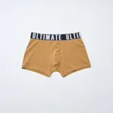 Pack de tres boxers de corte ajustado con cintura elástica ancha con la palabra Ultimate estampada. Incluye un modelo con estampado de hojas tropicales en tonos oscuros, un modelo liso en color tostado y un modelo con estampado de frutas en tonos azulados.