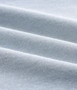 Pantalón de jean celeste claro de corte super baggy, con diseño amplio y cómodo, tiro medio, cierre frontal con botón y cremallera, y bolsillos funcionales.