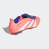 Championes de fútbol Adidas Predator League, color naranja coral con detalles en azul oscuro y tres franjas blancas. Presentan una lengüeta plegable y suela con tapones moldeados para terreno firme.