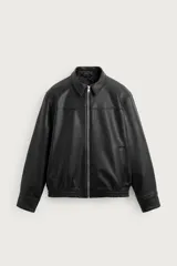 Cazadora bomber relaxed fit de efecto piel en color negro, con cuello solapa, cierre frontal de cremallera metálica, bolsillos de vivo en la cadera y bajo elástico.