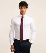 Corbata clásica de color gris oscuro con acabado satinado y textura sutil. Diseño elegante y versátil, ideal para eventos formales.