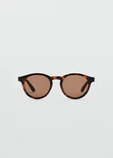 Lentes de sol circulares con montura de carey y cristales marrones.
