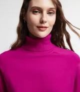 Blusa básica de punto marca Blue Steel, con cuello alto y manga larga. Confeccionada en tejido de punto recto con textura suave y cómoda.