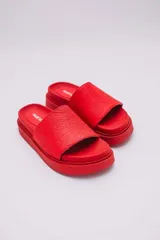 Sandalias negras de plataforma, veganas y amigables con el medio ambiente. Hechas con Piñatex, textil que busca suplantar el cuero animal, hecho a partir de las hojas del ananá.