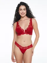 Conjunto de ropa interior negro de encaje, compuesto por un bralette con escote en V y una tanga con cintura de encaje.