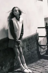 Chaleco de sherpa suave con cierre frontal, bolsillos tipo parche y ribetes de cinta finos. Cuenta con forro interior.