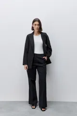 Pantalón de vestir tiro alto wide leg negro, con silueta amplia, bolsillos laterales funcionales y bolsillos traseros de vivo, confeccionado en algodón.