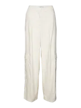 Pantalón cargo wide leg de tiro medio color beige, confeccionado en mezcla de poliéster, viscosa y lino. Cuenta con bolsillos laterales tipo cargo en las piernas y pinzas en la parte delantera.