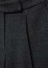 Pantalon de vestir de corte recto y tiro medio, confeccionado en tejido tweed con estampado de cuadros. Cuenta con bolsillos laterales y cierre frontal con botones, gancho y cremallera.