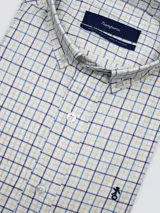 Camisa de hombre clásica de manga larga, confeccionada en 100% algodón, con diseño de rayas verticales en tonos azul, celeste y blanco, cuello abotonado y bordado sutil en el pecho.