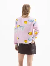 Buzo de cuello redondo color rosado con estampado de limones y nubes, de manga larga con puños en tono tostado.