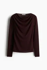 Top ajustado de manga larga, color borgoña oscuro, confeccionado en tejido elástico y semitransparente, con escote tipo cascada o drapeado.