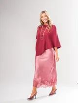 Falda midi color rojo cereza, confeccionada en tela tipo piel de durazno con detalle de encaje en el ruedo.