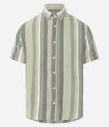 Camisa Marfinno de manga corta y cuello tradicional, confeccionada en tejido texturizado de algodón y poliéster. Presenta un diseño de rayas verticales en tonos verde, gris y blanco, y cierre frontal con botones.