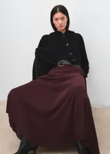 Chaqueta de punto negra con capucha, manga larga y cierre frontal de botones.