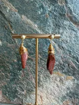 Aros colgantes dorados con piedra jaspe terracota en bruto envuelta en alambre dorado.
