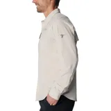 Camisa de manga larga Columbia Titanium, color beige, diseñada para actividades al aire libre. Presenta cierre frontal con botones a presión, bolsillo con cremallera en el pecho, anilla en D y ventilación en la espalda. Confeccionada con tecnología Omni-Shade UPF 50 y Omni-Wick para mayor protección y secado rápido.