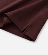Saco de algodón con diseño de bloques de color en tonos marrón, verde y blanco. Presenta cuello polo con cierre de botones y mangas largas.