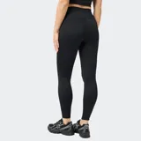 Calza deportiva de tiro alto con cintura elástica ancha, confeccionada en tejido elástico con tecnología de secado rápido. Presenta un diseño ajustado al cuerpo con costuras planas y logo de la marca reflectante en la pierna.