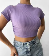 Remera corta de morley con mangas cortas y tiras para atar en la cintura.