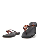 Sandalia tipo ojota Ipanema con base negra y tiras de diseño carey en tonos marrones. Presenta una suela con relieve y logo de la marca en la tira.