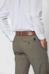 Pantalón clásico de gabardina de corte recto, con bolsillos traseros ojalados con botón y presillas para cinturón.