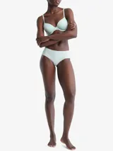 Bombacha hipster color celeste de microfibra ligera, con cintura baja, bordes cortados a láser y logo de Calvin Klein estampado en la cadera.