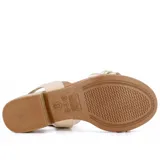 Sandalia de cuero negra con elástico en el tobillo, taco bajo y hebilla decorativa.